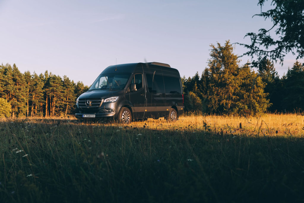 Minibus auf dem Feld